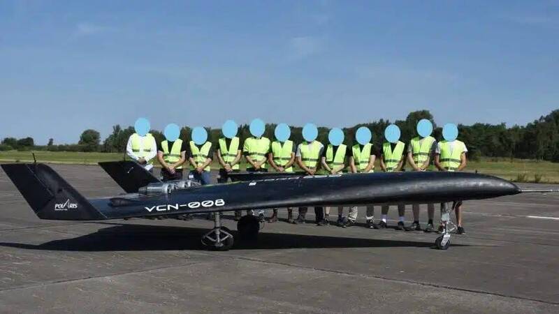 德國Cobra 600完成首次飛行，這款不到600公斤的噴射無人機設計可攜帶IRIS-T空對空飛彈，朝無人化防空攔截平台發展。（圖／PolarisS）