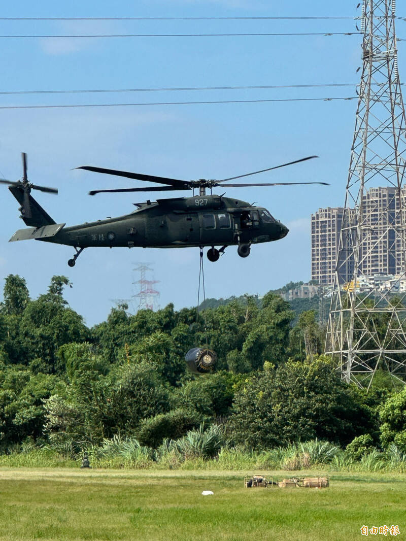 國軍「漢光42號演習」實兵演練，由UH-60M黑鷹直升機先行吊掛油囊進場，將400加侖油囊運抵補給點。（資料照，記者李容萍攝）