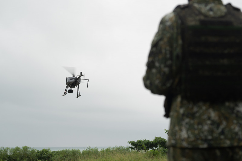 第四作戰區運用無人機執行空中偵蒐，驗證無人機與砲兵火力協同運用效能。（第四作戰區提供）