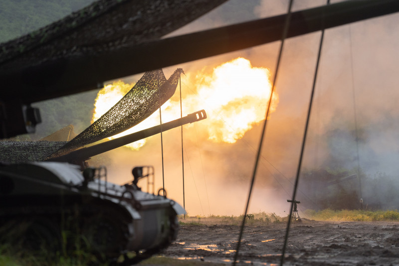 第四作戰區操作M110A2自走砲實施戰術射擊，展現砲兵火力打擊能力。（第四作戰區提供）