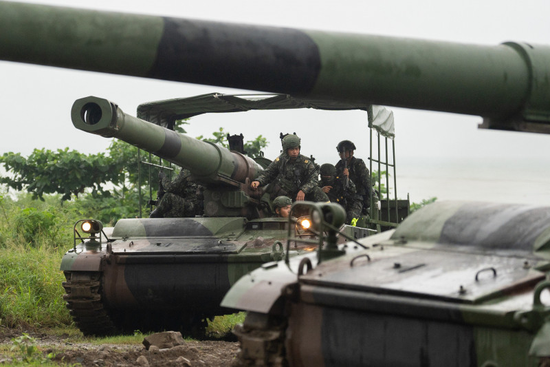 M110A2自走砲完成實彈射擊後迅速變換陣地，提升部隊戰場存活與持續作戰能力。（第四作戰區提供）