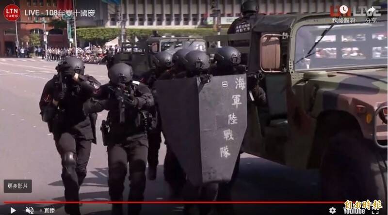 海軍陸戰隊「黑衣特勤隊」是國軍三支甲種特勤隊之一，與陸軍「涼山特勤隊」、憲兵「夜鷹特勤隊」 並列。圖為108年國慶時，海陸特勤隊進行反恐演練。（資料照，取自當年直播畫面）