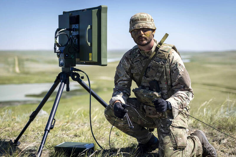 英軍測試新型GBSR地面監視雷達 可追砲彈落點、監控無人系統
