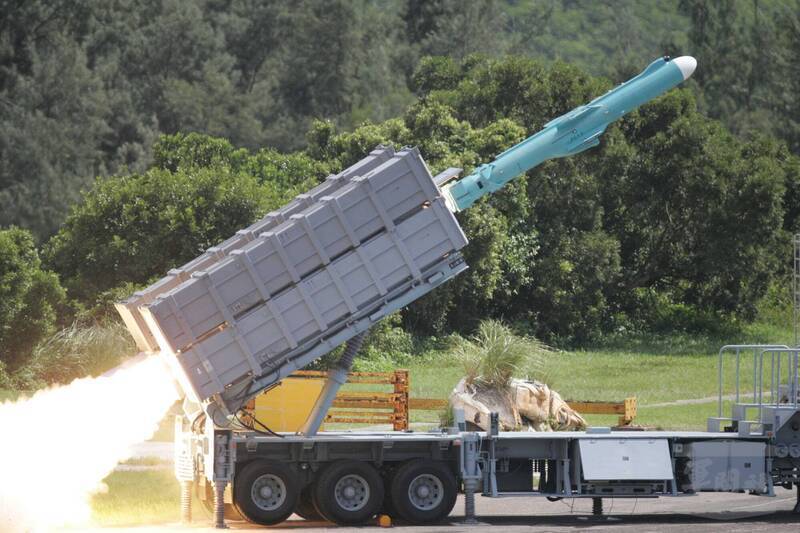 軍方至今並未公佈雄昇飛彈的外觀及性能，但根據軍方先前說明，雄昇在量產任務期間，與雄二飛彈是同一條生產線。圖為海軍濱海作戰大隊發射雄二反艦飛彈。（資料照，軍聞社提供）