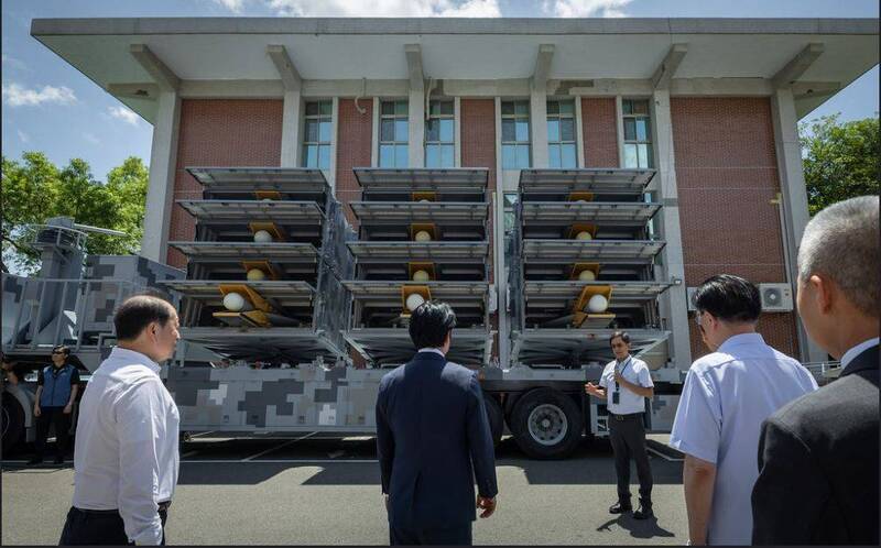 賴總統今年7月視導中科院時，院方展示的「劍翔反輻射無人機」發射車，車上配備「一筒一機」多聯裝設計，每部發射車可裝載12架無人機，具備極高的機動性與戰場存活率，外觀激似民間熟悉的「賽鴿車」一般，具有良好的隱匿效果。（圖：取自總統府網站）