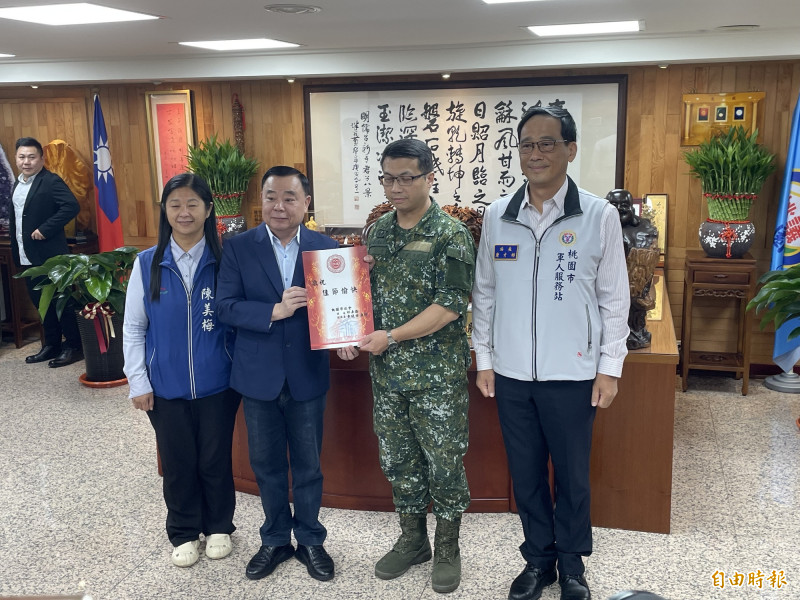 桃園市議會秋節勞軍 致贈六軍團等9單位77萬元