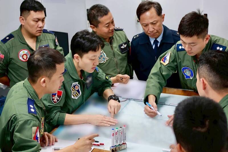 揭仲:志願役人力流失情形止穩 但資深飛官離退情形仍未緩解