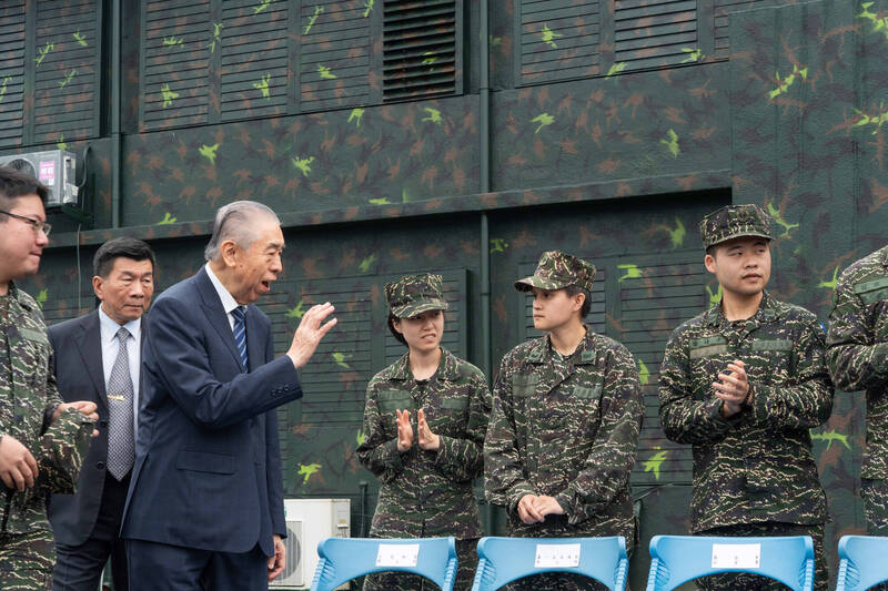 海空軍雷達持續升級!國軍明年編近48億 李棟樑赴偏遠單位勞軍