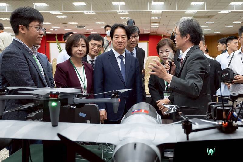 我國無人機深具發展潛力，圖為總統賴清德視導無人機產業情形。（取自總統府官網）