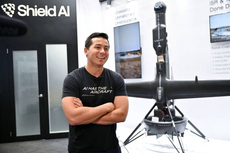 Shield AI總裁暨共同創辦人曾國光與V-BAT無人機合影。（路透檔案照）