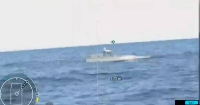 烏克蘭海軍「Sargan 3000」無人艇以12.7公厘米遙控機槍攻擊俄羅斯無人艇。（擷取自烏克蘭海軍Telegram）