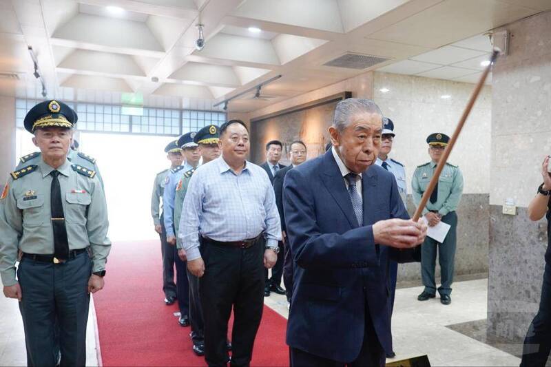 感謝守護國軍五指山公墓安全 鍾樹明、呂坤修上將偕李棟樑慰問官兵