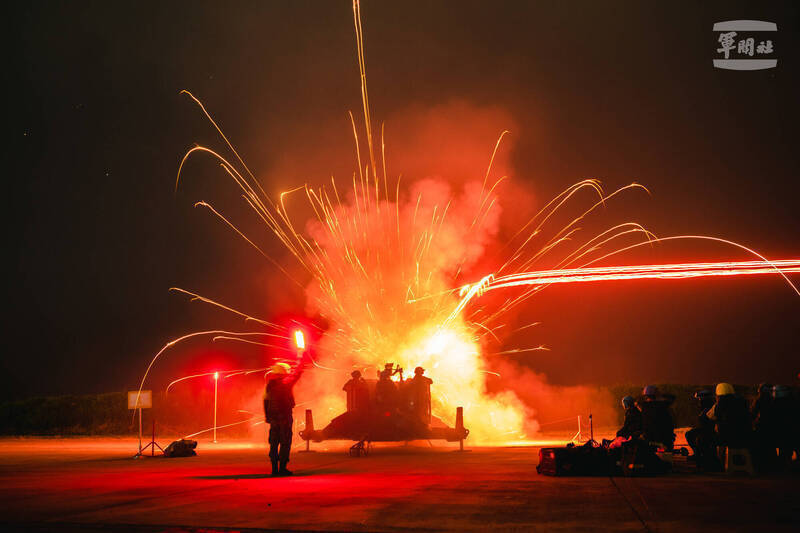 儘管我國已規劃採購美製 NASAMS 防空飛彈系統,但具備強大「硬殺」能力的 35 公釐快砲將不會退入歷史防線,只要有效解決雷達問題,35快砲系統還可以執行很多年的防衛任務。圖為35快砲實施夜間射擊。(圖:軍聞社)