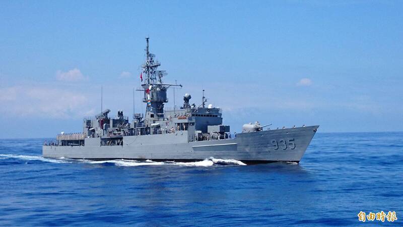 蘭陽艦的傳奇一生，立下過不少赫赫戰功。最讓軍迷津津樂道的，是在 2022 年 8 月裴洛西訪台、兩岸情勢最緊張的「圍台軍演」期間，蘭陽艦在東部海域頂住巨大壓力，近距離貼身壓制共軍軍艦，甚至成為共軍宣傳照裡的背景主角，成功捍衛台海主權。（資料照）