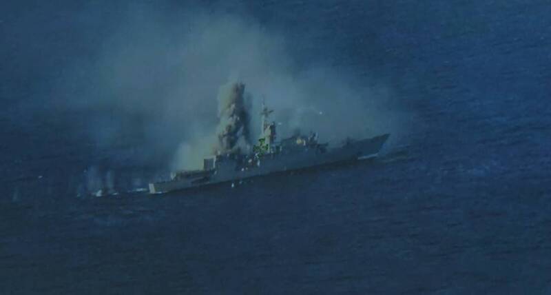 身中多彈爆起巨大火光煙塵 舷號935「蘭陽軍艦」最後身影曝光