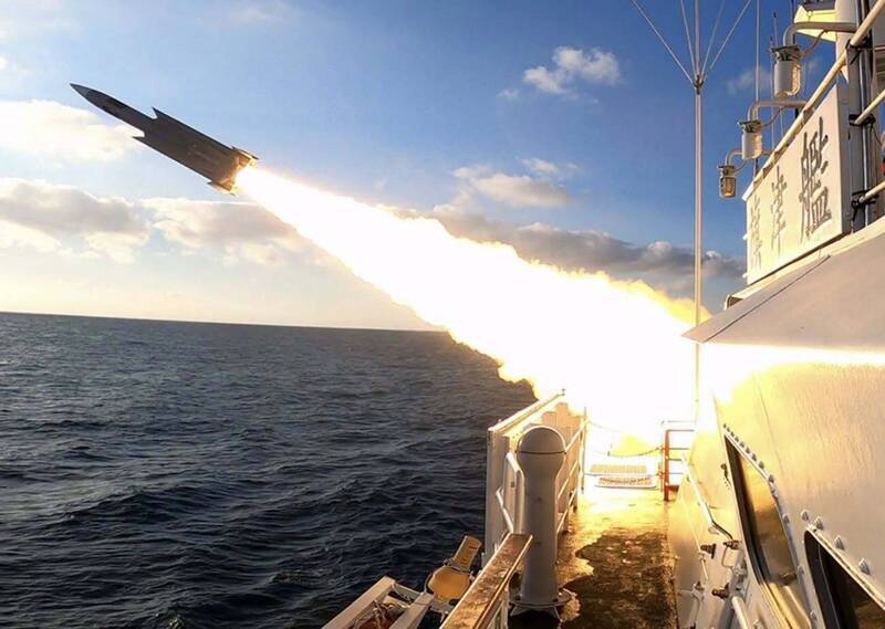 海巡艦射雄三後高掛「掃帚」!揭密海軍「掃帚對抗長鞭」百年傳統