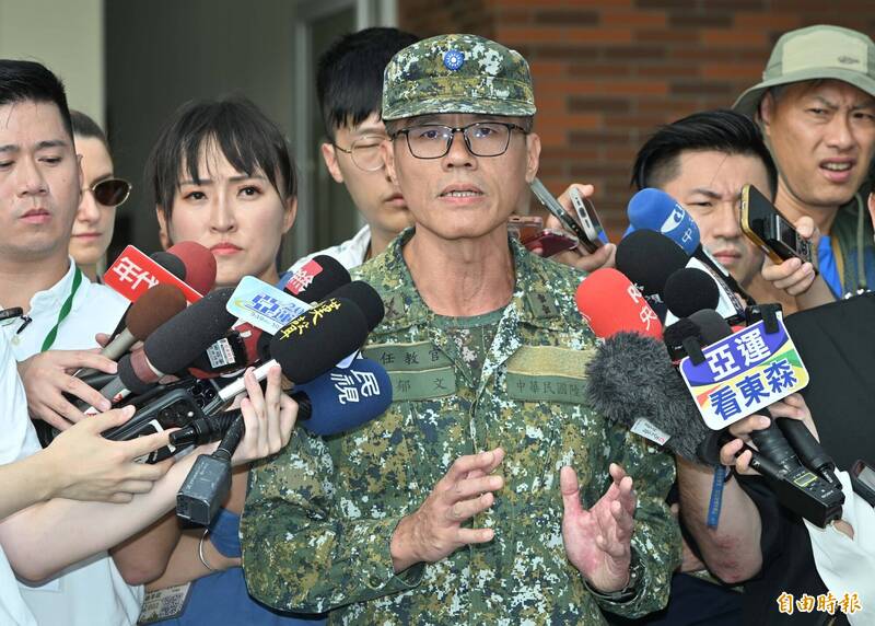 砲訓部防空組主任教官陳郁文中校表示，人攜式及雙聯裝刺針飛彈系統模擬器，都是今年國軍「神弓」操演前，訓練實彈射手所使用的模擬器系統。（記者田裕華攝）