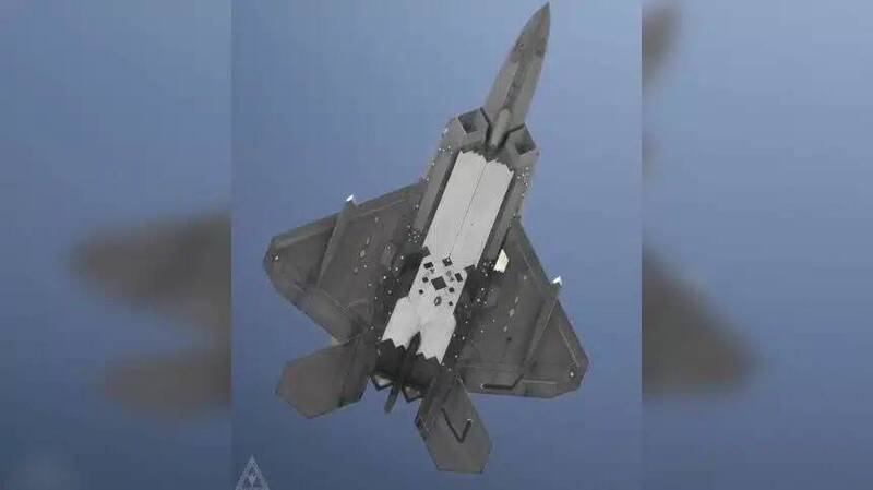 F-22機腹驚見「異色」!2具神秘感測莢艙同框 新照片再曝不尋常面板
