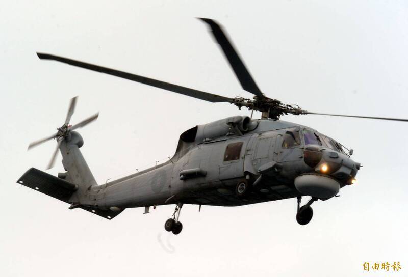 在美方遲未同意我方採購MH-60R反潛直升機情況下，海軍決定進行現役S-70C（M）反潛直升機性能提升案。圖為海軍去年在高雄左營外海進行春節演訓與戰備任務時，S-70C（M）反潛直升機參與操演的畫面。（資料照）
