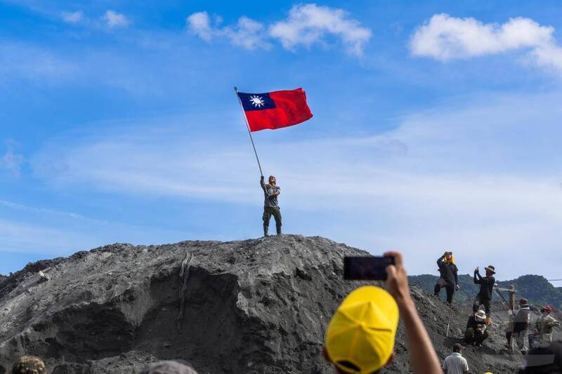 拍攝鏟子超人揮舞國旗照片名揚國際 軍聞社蔡枋澐榮獲國際攝影大獎