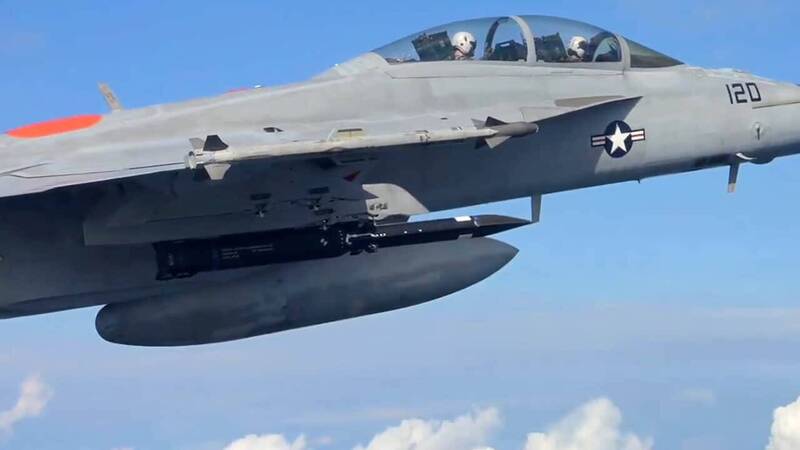 2枚「黑鬍子」掛上F/A-18升空 低成本高超音速飛彈拚2027成戰力