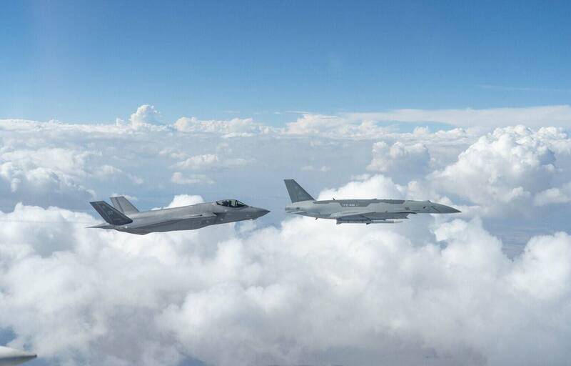 F-35旁邊無人戰機自己飛!美軍接手FQ-44 受訓數小時1人就能起降