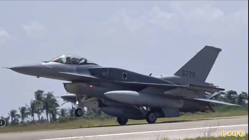 首批2架F-16V BLK 70戰機抵台 今午降落台東志航基地