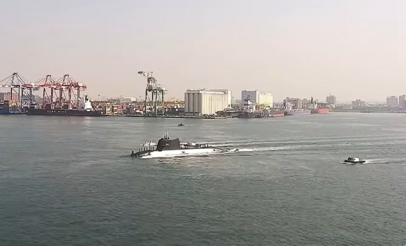海軍台船不「掩」了!潛艦海鯤號出海測試 高雄港鏡頭君全都錄
