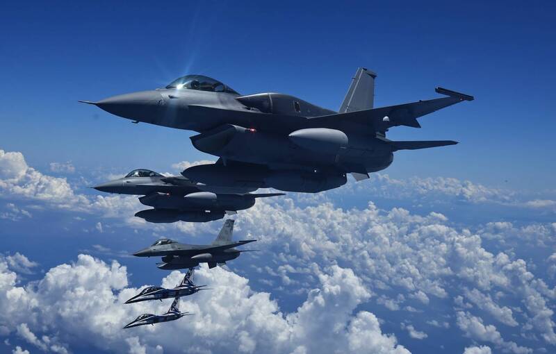 兩架 F-16 Block 70（BLK70）（前兩架）配備的適型油箱，在高空豔陽下看的格外明顯。（圖：取自青年日報臉書專頁）
