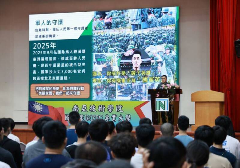 為吸引優質學子加入陸軍，陸軍司令呂坤修上將昨日前往南亞技術學院招募宣導，分享個人投身軍旅的心路歷程。（圖：陸軍司令部提供）