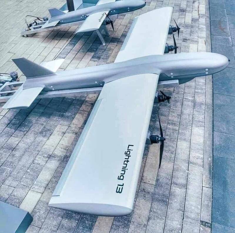 俄羅斯「閃電-13」（Molniya-13）無人機2026年6月17日在發射彈射架上展示，機翼配置4具電動馬達。（取自Rostec）