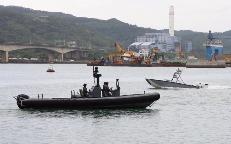 MARTAC「T-24」無人艇（右）在台北港測試，海巡突擊艇（中）在旁戒護。（取自管碧玲臉書粉專）