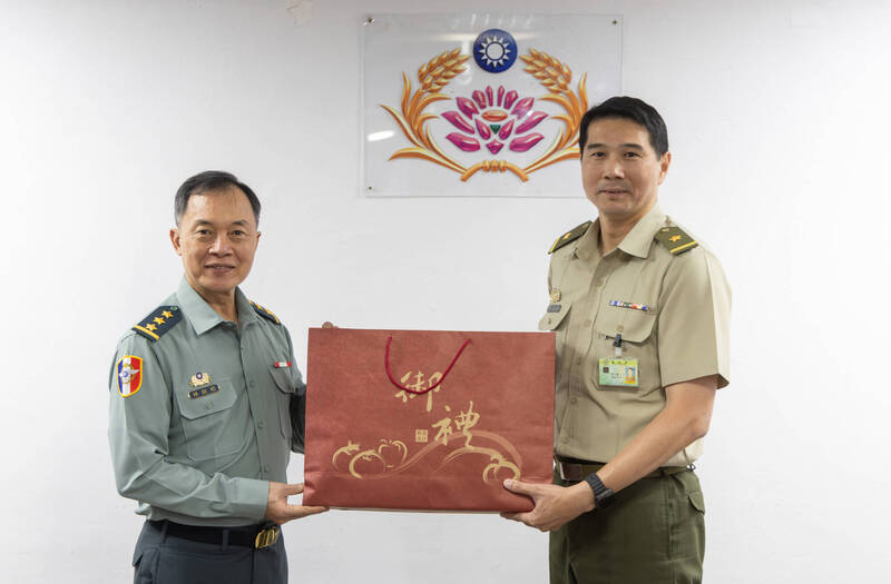 國防部副部長鍾樹明上將（左）今日也配合慰問時機，代表國防部長顧立雄致贈單位慰問品。（圖：軍聞社提供）