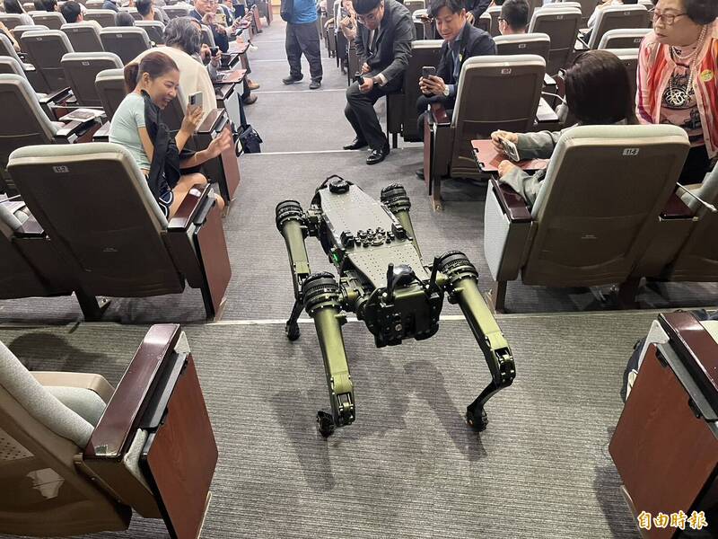 軍規「機器狗」可背槍火力打擊 吳榮燦:日本自衛隊今年納演習