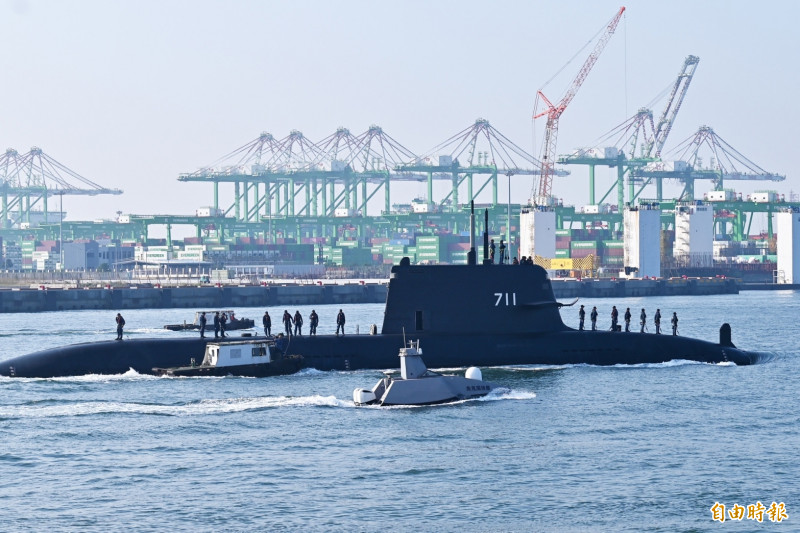 海鯤艦今提早10分鐘出海測試。（記者李惠洲攝）