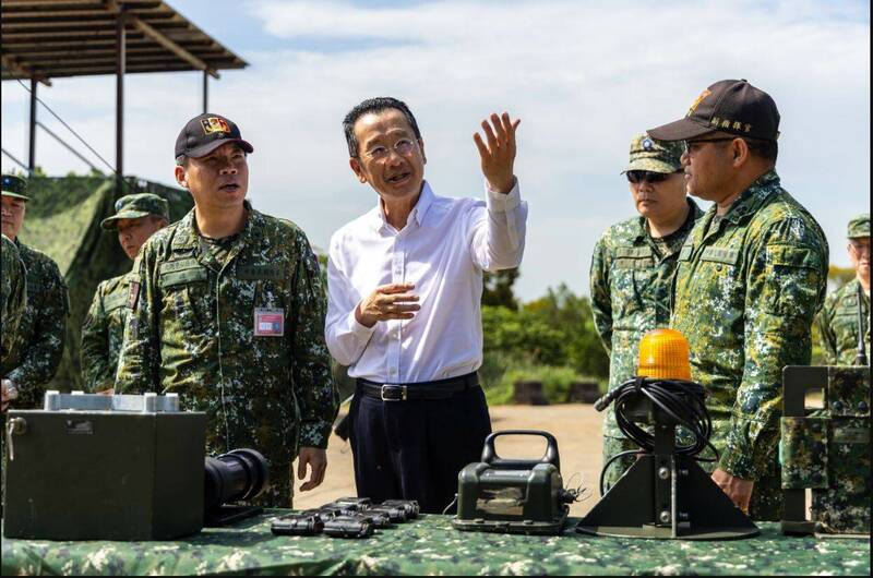 國防部長顧立雄視導陸軍部隊，瞭解「實兵模擬接戰系統」。（國防部丶軍聞社提供）