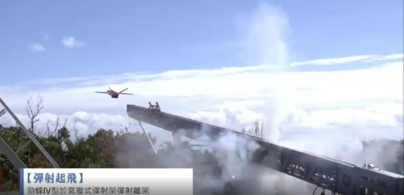 圖為勁蜂四型脫離發射架飛行測試。（中科院提供）