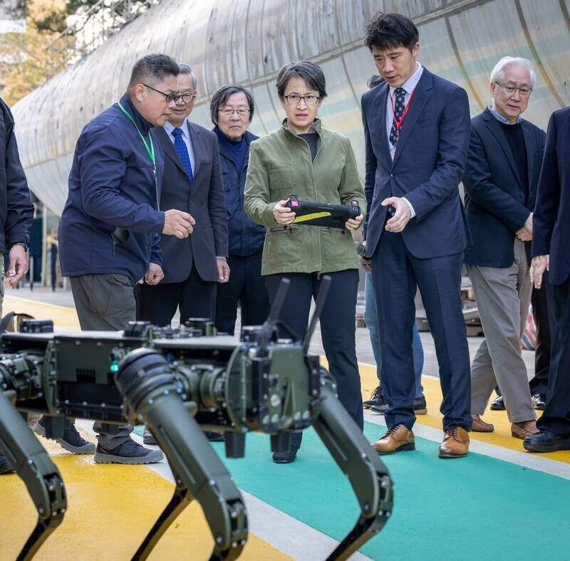 副總統蕭美琴今年1月參訪東元電機與義美公司，操作無人載具「機器狗」。（圖擷自蕭美琴臉書）