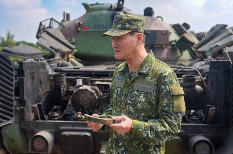 八軍團指揮官劉暐欣中將視導訓練部隊。（取自青年日報）