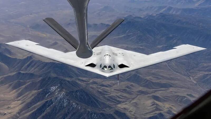 美國空軍公布的照片顯示，B-21「突襲者」匿蹤轟炸機在加油機前方保持近距離飛行，準備進行空中加油接近程序。（美國空軍）