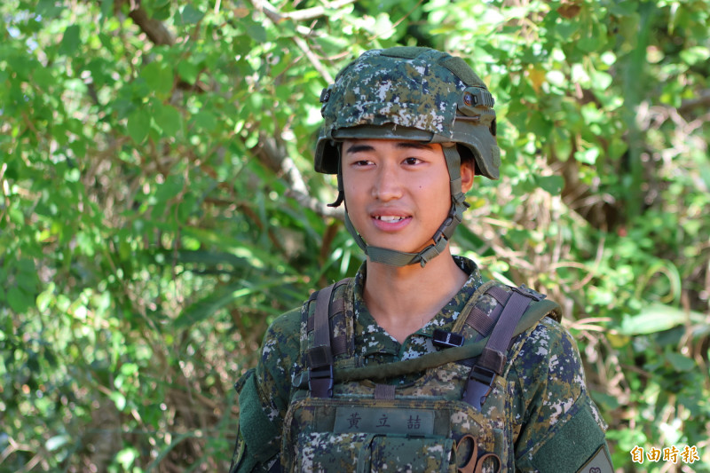 陸軍109旅步一營戰支連義務役一兵黃立喆受訪。（記者方瑋立攝）