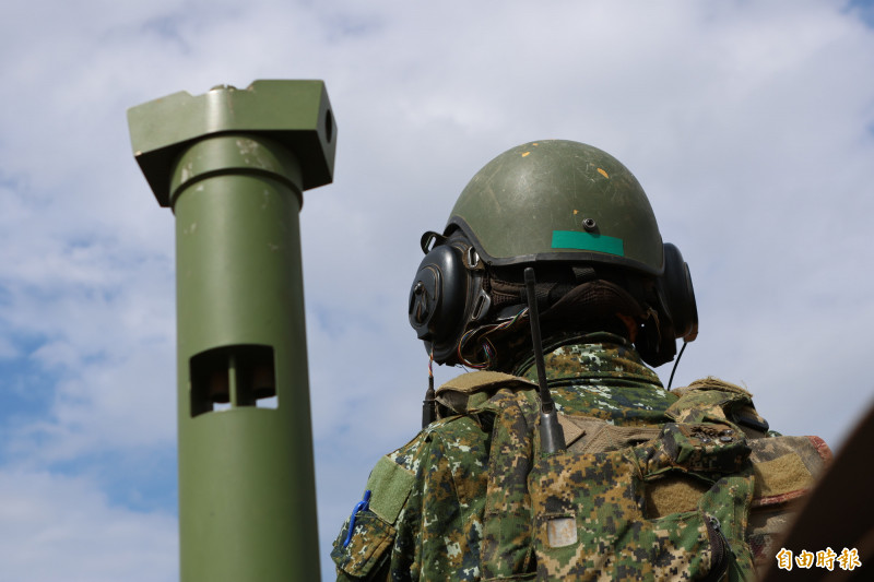 陸軍新式基地訓練（CTC 2.0）實施10天9夜、24小時不間斷的無劇本測考。本報記者申請進入湖口訓場採訪獲准，在登上甲車前竟遭「查證件」，真相大白原來是官兵已被統裁下達的「假記者」課目考驗過。（記者方瑋立攝）