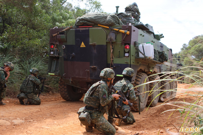 陸軍新式基地訓練（CTC 2.0）實施10天9夜、24小時不間斷的無劇本測考。本報記者申請進入湖口訓場採訪獲准，在登上甲車前竟遭「查證件」，真相大白原來是官兵已被統裁下達的「假記者」課目考驗過。（記者方瑋立攝）