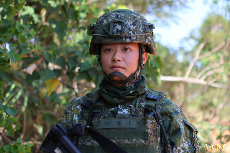 陸軍聯兵542旅聯兵一營戰支連保養排兵器修護士孫綉惠中士受訪。（記者方瑋立攝）