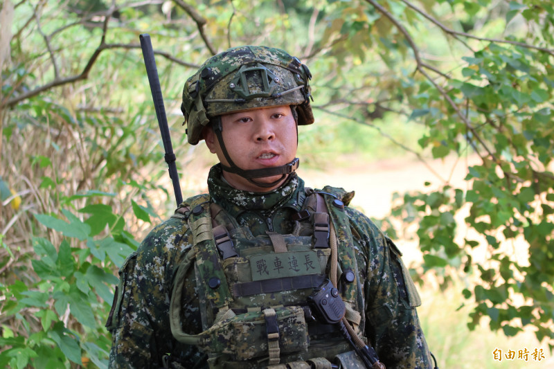 陸軍聯兵542旅聯兵一營戰車二連連長袁宥宇上尉受訪。（記者方瑋立攝）