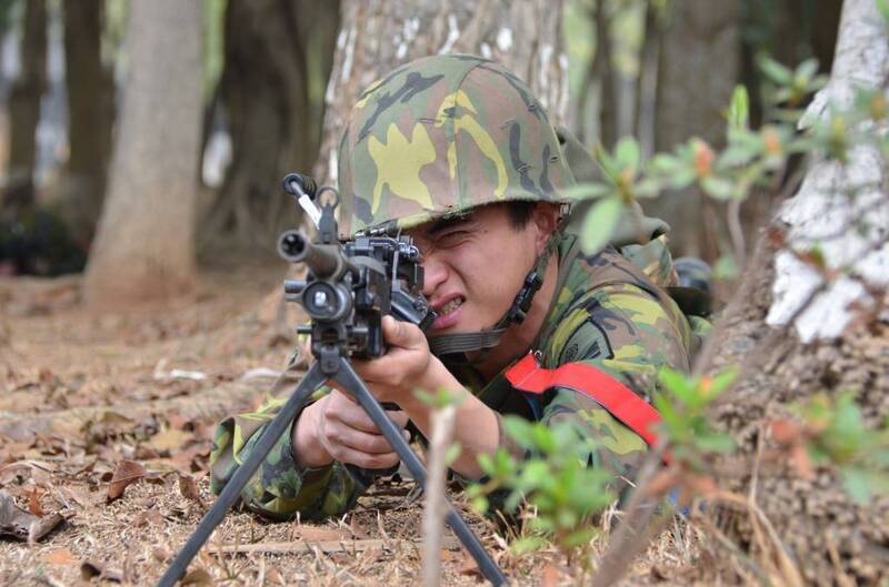 陸軍官兵持班用機槍實施營區安全防護演練。（國防部發言人官方Facebook）