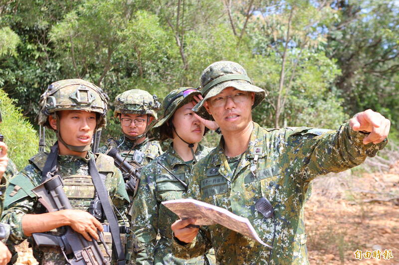 觀察官會在演訓過程中全程觀察，並在訓後回顧時，引導官兵如何做得更好。（記者方瑋立攝）