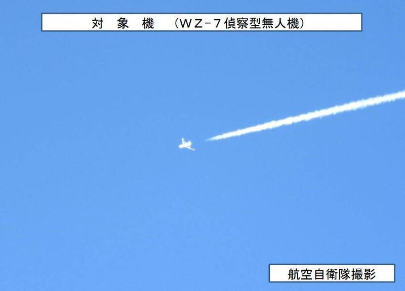 無偵-7 巡航高度高達 6 萬呎（約 2 萬公尺）。這個高度超越了西方與我國現役主力戰機的作戰極限，日本防衛省日前派出 F-15J 戰機前往攔截時，飛行員同樣因為高度差距，最後只能從下方「仰拍」無偵-7 的機腹照片後返航。（圖：取自日本防衛省）