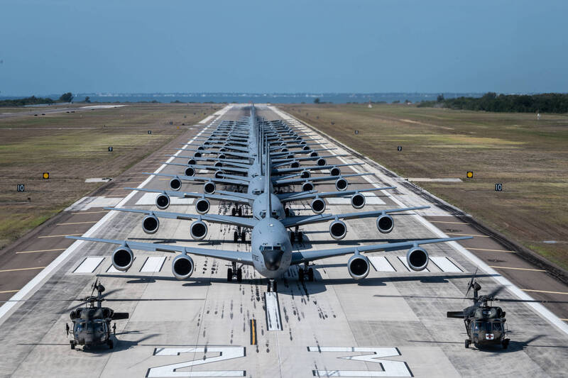 美空軍「大象漫步」 18架KC-135加油機一字排開秀軍力
