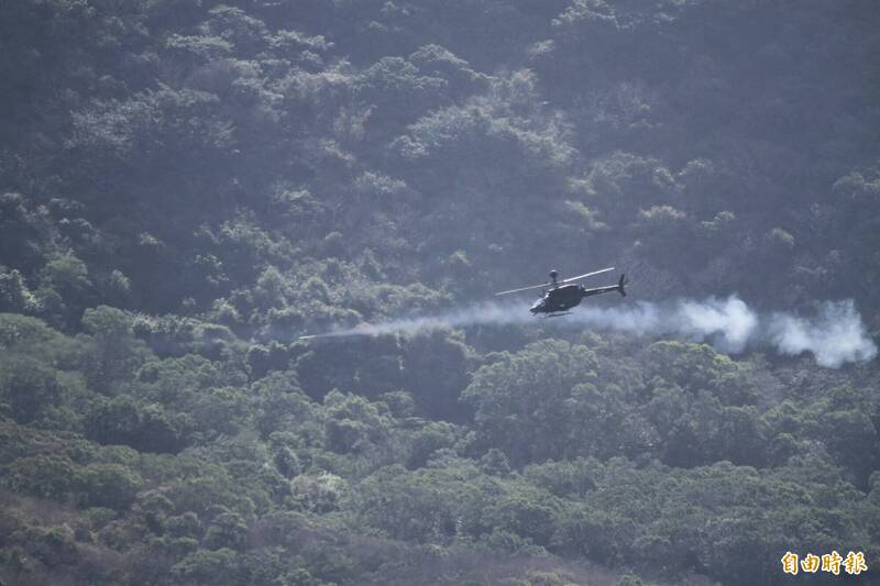 不靠機器人！國軍健兒直升機炸射演訓超震撼